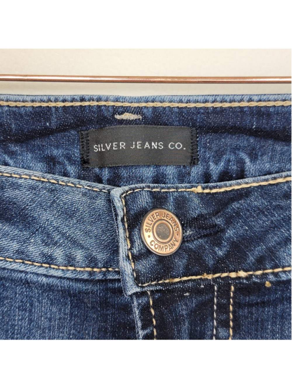 Silver 20 Suki Bermuda Medium Blue Wash Distressed Jean Shorts Mid Rise Relaxed - Picture 2 of 9